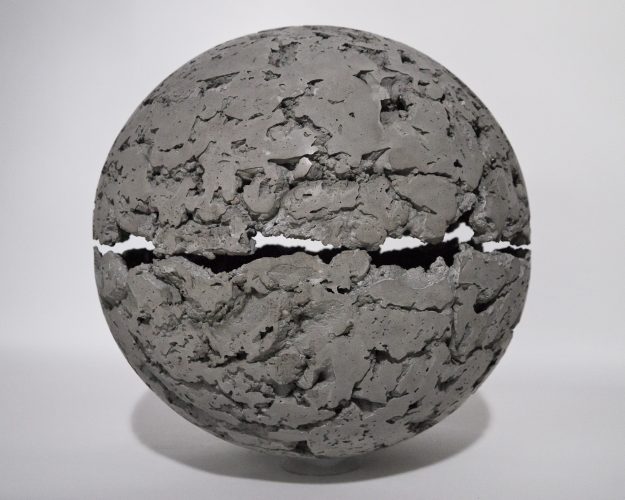 CLAUDE DE SORIA, Boule, 1977, ciment, diamètre : 40 cm